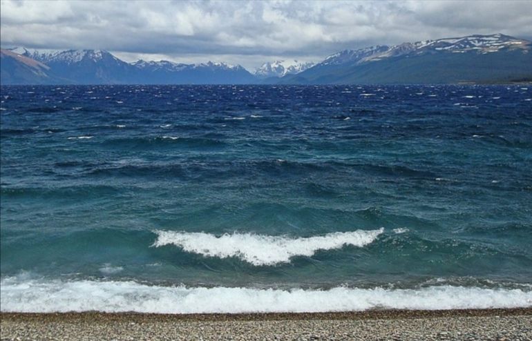 El lago Vintter, rodeado por los Andes y compartido con Chile, suele tener fuerte oleaje por los vientos. El lago Vintter, rodeado por los Andes y compartido con Chile, suele tener fuerte oleaje por los vientos. 