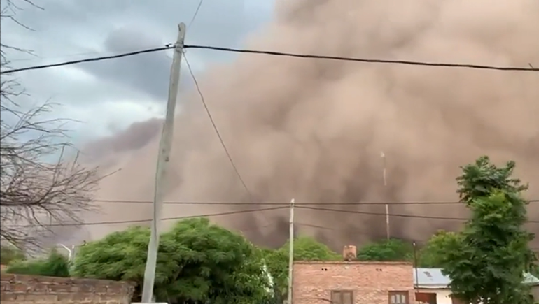 Video: la tormenta de tierra que tapó todo un pueblo en Chaco