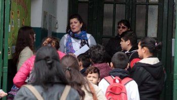 La directora de la escuela platense es una de las siete denunciantes.