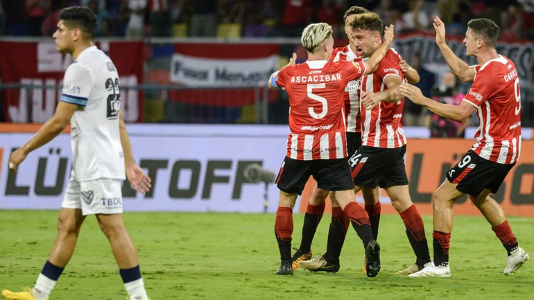 Estudiantes de La Plata le ganó 3 a 0 a Vélez.