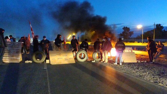 Trabajadores de Zanon bloquean la Ruta 7 porque les cortaron la luz