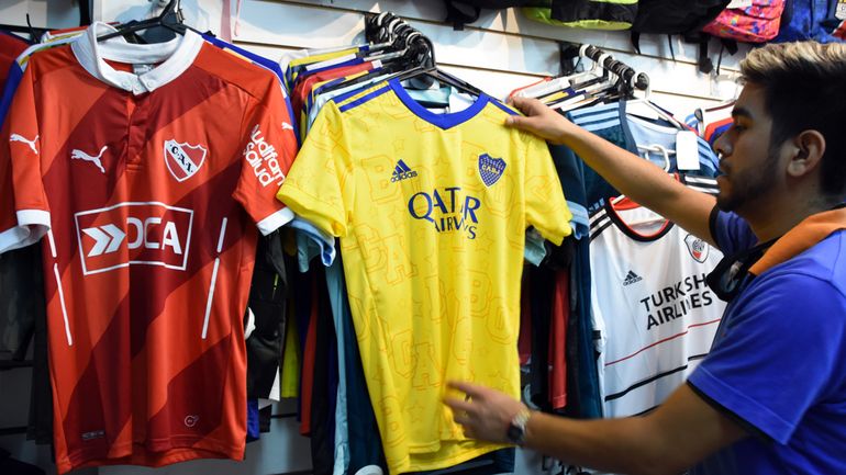 Una imitación de la camiseta del momento, la más buscada.