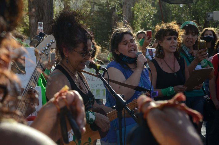 La vigilia neuquina por el aborto se mostró a todo ritmo