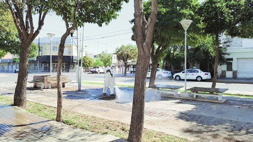 Un operario municipal, ayer, limpiando un espacio público en Cutral Co.