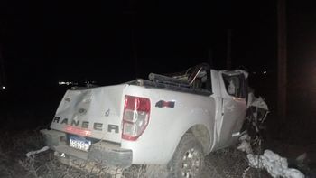 La camioneta de la empresa petrolera quedó destruida en la Ruta 51 / Foto Gentileza