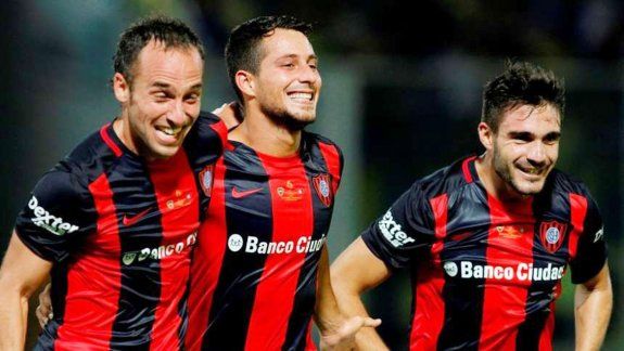 Belluschi, Blanco y Cerutti, 3 de las figuras del Ciclón. En la otra foto, García y Ayoví, la ofensiva que tanto le rindió al Tomba. Ambos juegan a las 16:15.