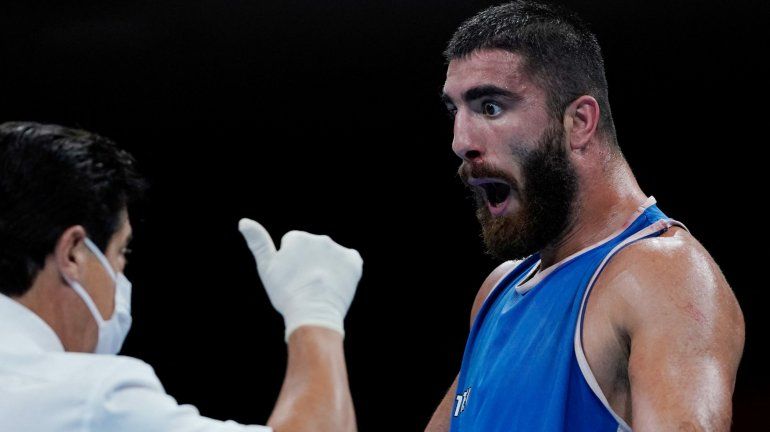 Reclamó un fallo injusto, golpeó la cámara, escupió y se sentó en el ring por una hora