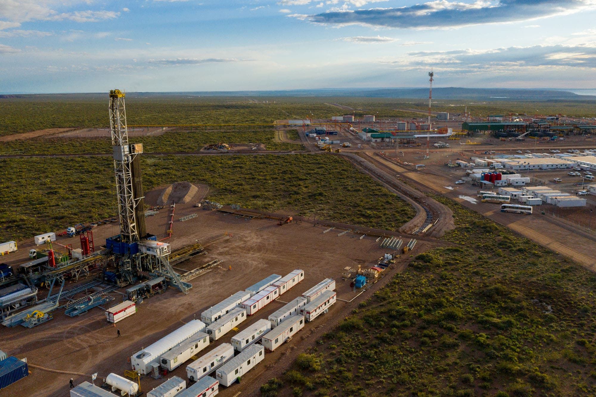 Camioneros de paro impiden el ingreso a un yacimiento de Tecpetrol.