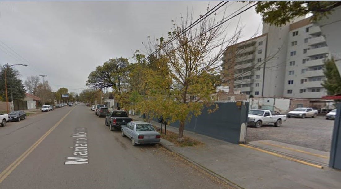 La Amarok había quedado estacionado en la vía pública, sobre la calle Mariano Moreno, donde fue atacada por el trío de ladrones.&nbsp;