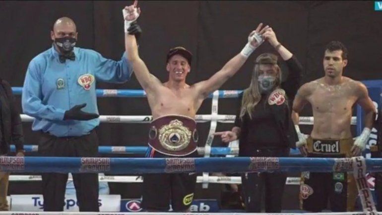 Los brazos en alto de Leal tras consumar la victoria.