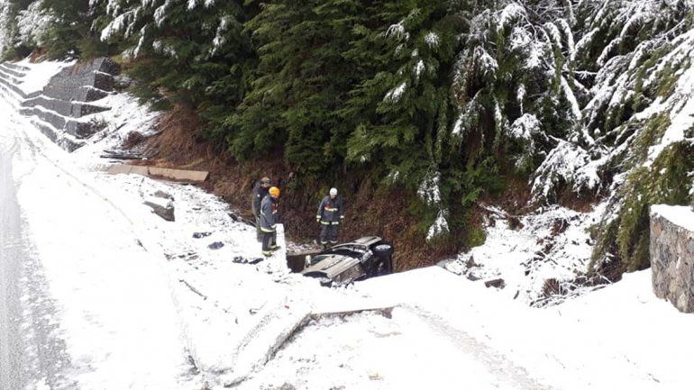 Turistas se confiaron con la nieve y terminaron volcando