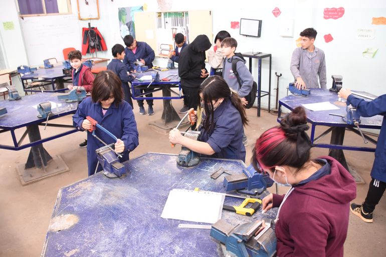 En los últimos once años más chicas eligieron estudiar en las escuelas técnicas de la provincia