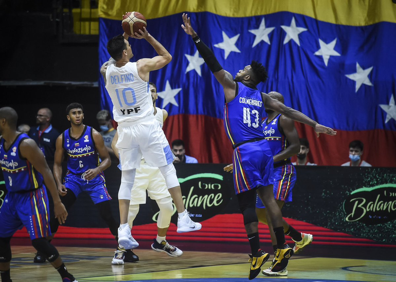 Premundial de básquet: dolorosa derrota y palito de Delfino al público