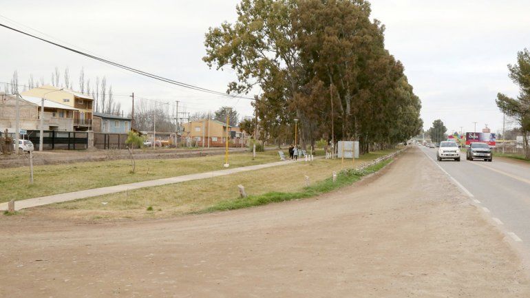 La calzada está a 40 metros del barrio. Hay un desagüe que podría desaparecer.