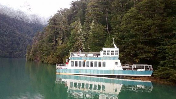 Rematan barcos abandonados en el Nahuel Huapi