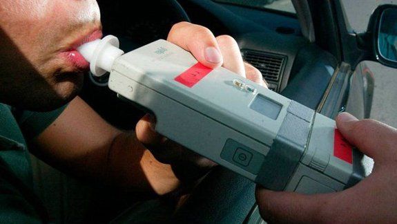 El joven dio dos veces positivo en controles de alcoholemia que le realizaron en poco tiempo.