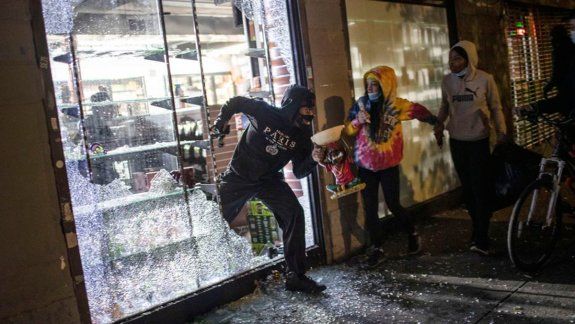 Violencia y saqueos tras la muerte de un joven negro
