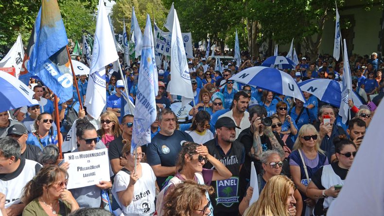 En Neuquén marcharon en contra de la reforma laboral. | LM Neuquen En Neuquén marcharon en contra de la reforma laboral.