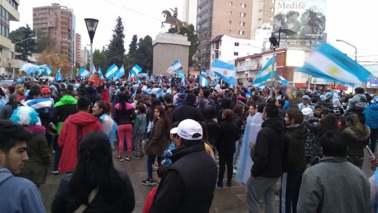 Ni la lluvia detuvo la alegría neuquina por la clasificación de Argentina a los octavos