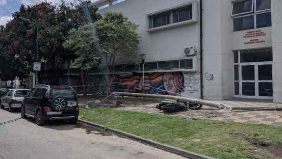 Cayó un poste y mató a un médico frente a un hospital