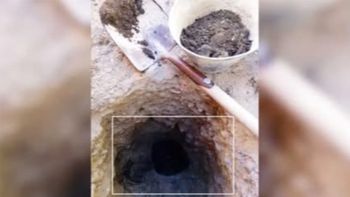 El pozo en el fondo de una casa del barrio Km 5 en Comodoro Rivadavia, cuna de la industria hidrocarburífera nacional. El pozo en el fondo de una casa del barrio Km 5 en Comodoro Rivadavia, cuna de la industria hidrocarburífera nacional.