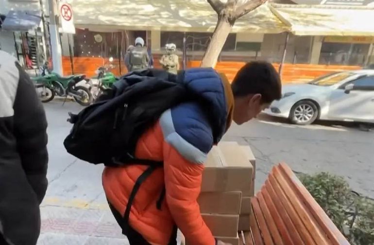 Argentinos viajan a Chile y compran cajas enteras de figuritas. Argentinos viajan a Chile y compran cajas enteras de figuritas.