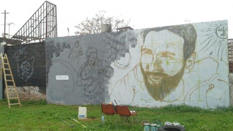 Mural que pinta Lisandro Urteaga en la capital rosarina.