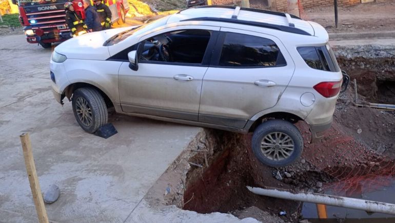 Una camioneta quedó al borde de un socavón en Centenario y fue rescatada por Bomberos