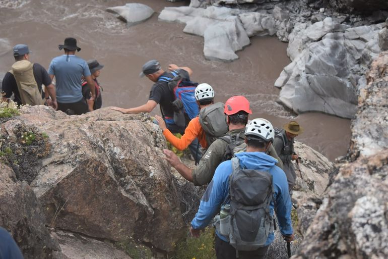 Trece personas participaron del rescate del cuerpo.  