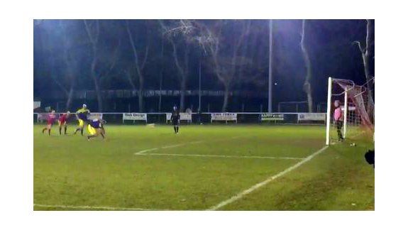 Un inglés engañó a todos y clavó el mejor gol de penal