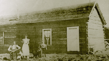 Butch Cassidy y Sundance Kid, junto con Etta Place, se mudaron a la Patagonia argentina en 1902, compraron una estancia en Cholila. Butch Cassidy y Sundance Kid, junto con Etta Place, se mudaron a la Patagonia argentina en 1902, compraron una estancia en Cholila.