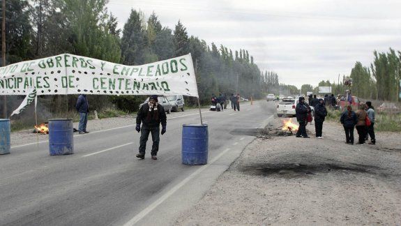 Corte de municipales en Ruta 7 a la altura de calle 8, frente a la chacra de Bertoldi.