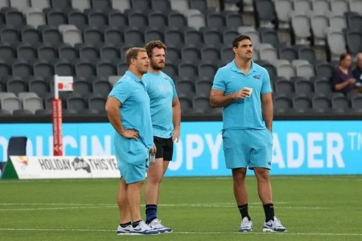 El capitán Pablo Matera mirando el precalentamiento de Los Pumas antes de enfrentar a Australia.