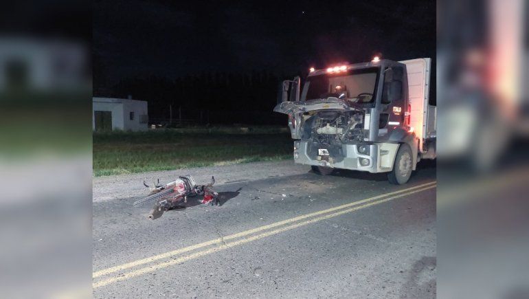 Fuerte choque entre un camión y una moto en Ruta 7: un herido grave
