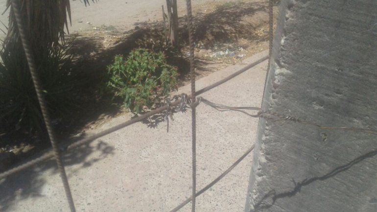 Rompió el alambrado de una casa y se robó dos bicicletas y herramientas