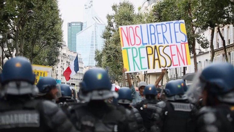 Antivacunas marcharon por Francia y se registraron incidentes