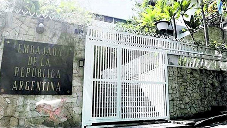 Maduro mantiene a rehenes argentinos en la Embajada. Maduro mantiene a rehenes argentinos en la Embajada.