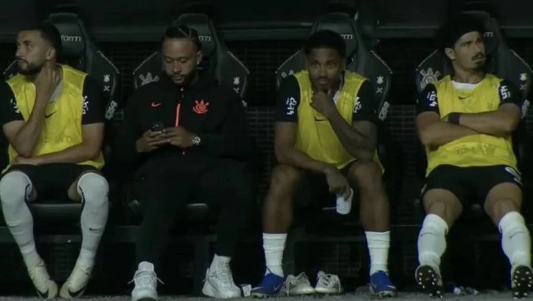 Insólito: Memphis Depay salió de la cancha por una molestia y se puso a hablar por teléfono en el banco de suplentes