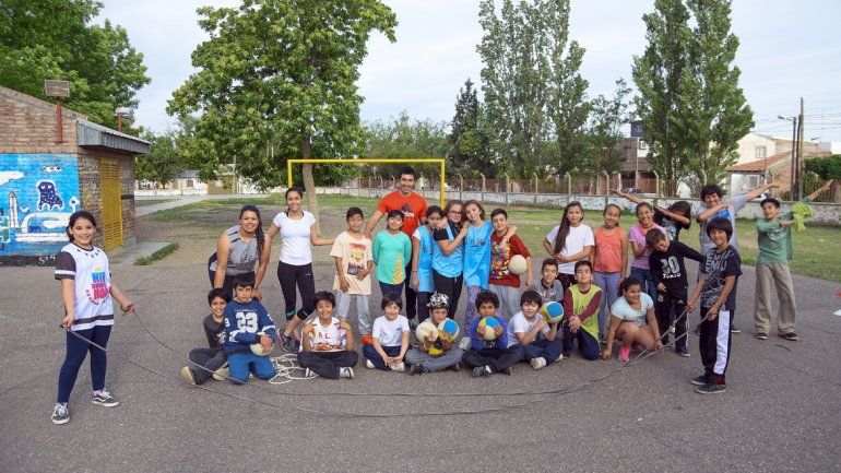 El programa Al Patio está destinado para pibes de 10 a 16 años. En las escuelas primarias y secundarias donde funciona
