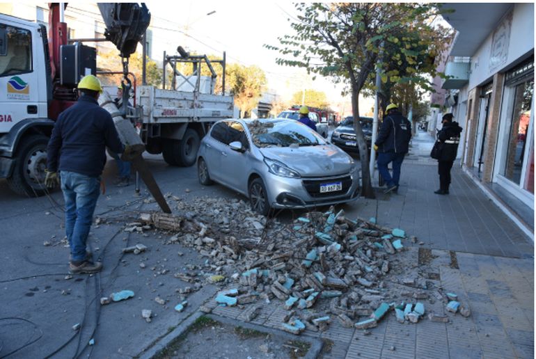 Una cuadrilla eléctrica levantó los restos del poste de hormigón y por los peritajes debieron cortar el tránsito. Una cuadrilla eléctrica levantó los restos del poste de hormigón y por los peritajes debieron cortar el tránsito.
