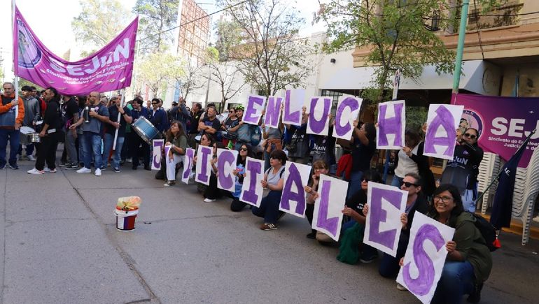 La movilización de Sejun por el centro de Neuquén.