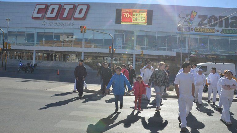 Masiva evacuación por una amenaza de bomba