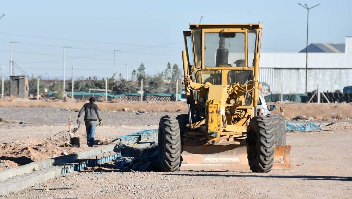 Las máquinas que trabajan en la megaobra del ingreso a la ciudad.