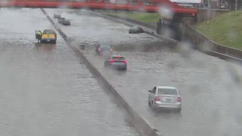 diluvio en buenos aires: por el temporal, hay cortes de luz e inundaciones en la general paz diluvio en buenos aires: por el temporal, hay cortes de luz e inundaciones en la general paz