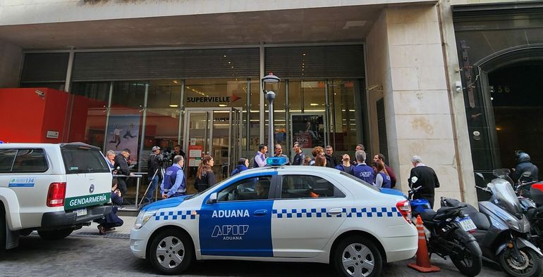 Los bancos habrían simulado las importaciones para justificar las transacciones y Aduana lo advirtió.