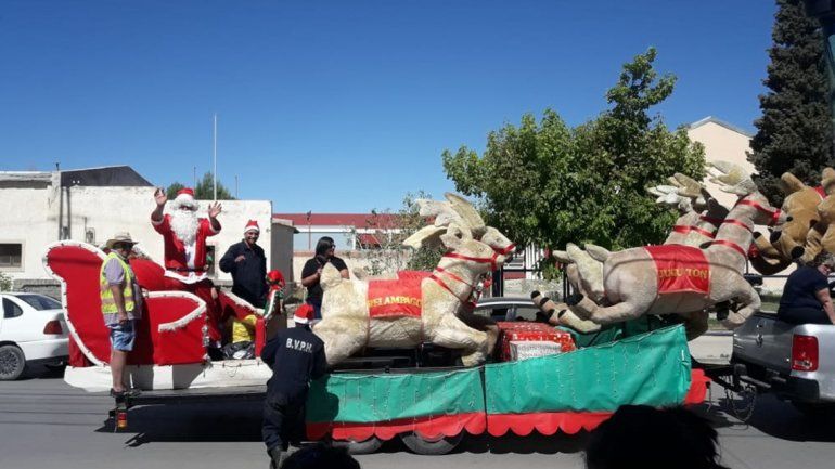 Papá Noel repartió golosinas y llevó alegría a los más chicos