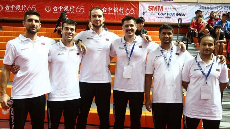 Camilo festeja con sus jugadores el primer titulo de Qatar ayer en China.