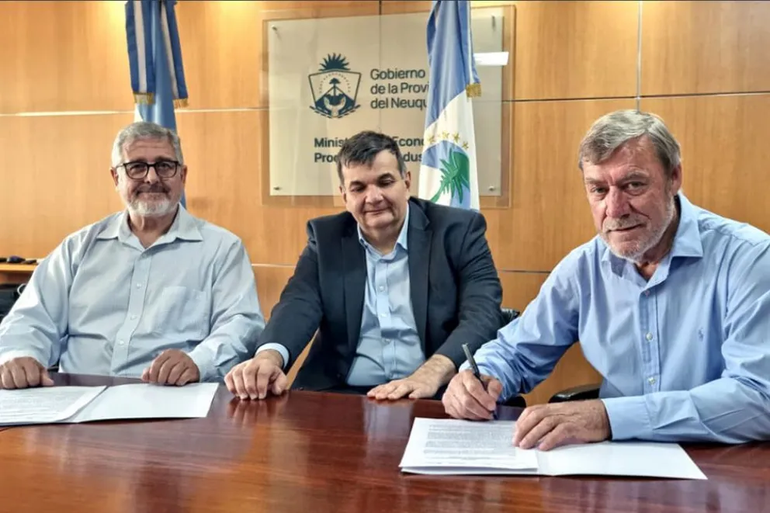 Firma del traspaso de la Avenida Mosconi a la Municipalidad de Neuquén. Firma del traspaso de la Avenida Mosconi a la Municipalidad de Neuquén.