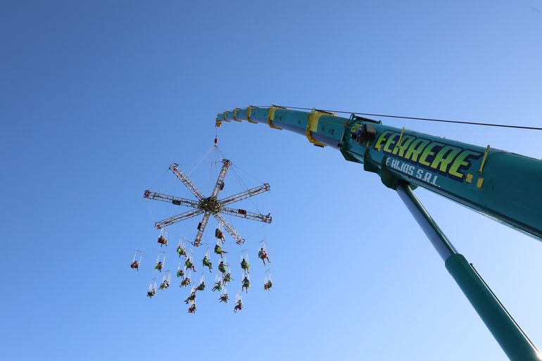 Fiesta de la Confluencia 2026: la experiencia gratuita con sillas voladoras para conocer la Isla 132 desde lo más alto