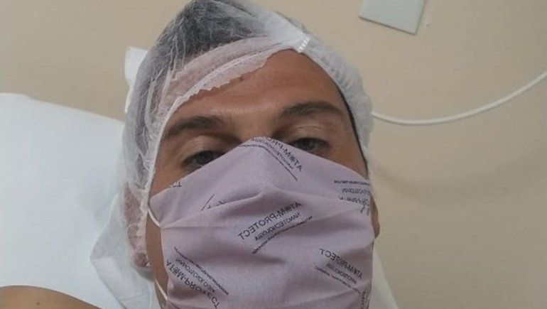 El entrenador del Rojo estuvo dos horas y media en el quirófano y dirigió por teléfono.